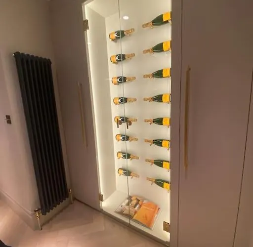 Luxury Georgian Apartment - 5 Minute Walk To Spa
