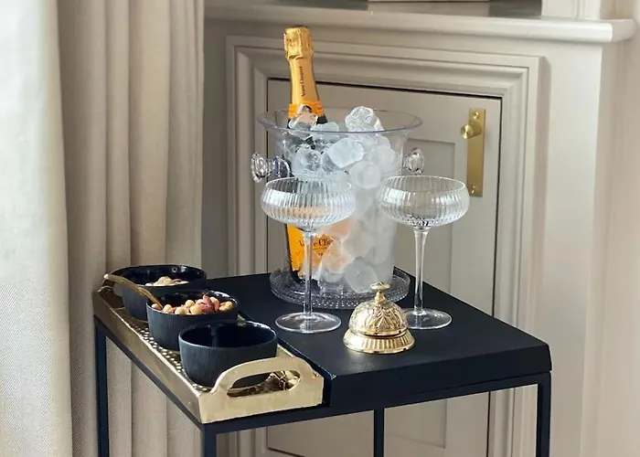 Luxury Georgian Apartment - 5 Minute Walk To Spa