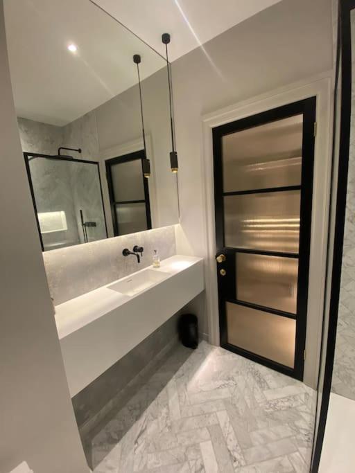 Luxury Georgian - 5 Minute Walk To Apartment *